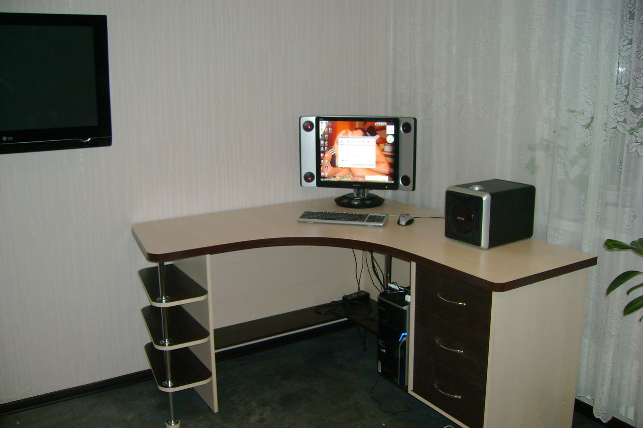 Компьютерный стол угловой два монитора