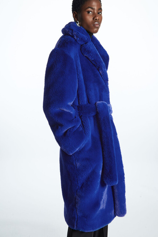 Пальто из искусственного меха с поясом, ярко-голубой