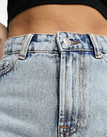 Длинные джинсовые шорты Miss Selfridge Petite с эффектом кислотной стирки