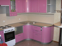 Кухонный гарнитур розового цвета, с плавными линиями и витражом "Розочки"