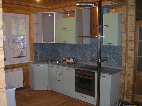 Кухонный гарнитур белый с бледно-лимонным, кухонный фартук под мрамор