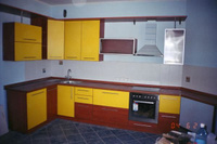 Кухонный гарнитур, жёлтый с коричневым, угловой, с открытой вытяжкой