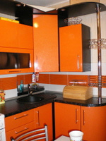 Кухонный гарнитур оранжевый, угловой, с металлическим шестом