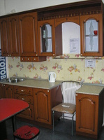 Кухонный гарнитур классический, из дерева, остекление матовым стеклом