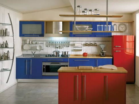 Кухня синяя с красным, глянец, с подвесной потолочной полкой
