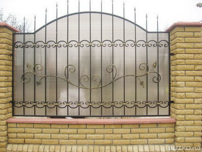Забор кованый №25, из профильной трубы, цветного поликарбоната, кирпича