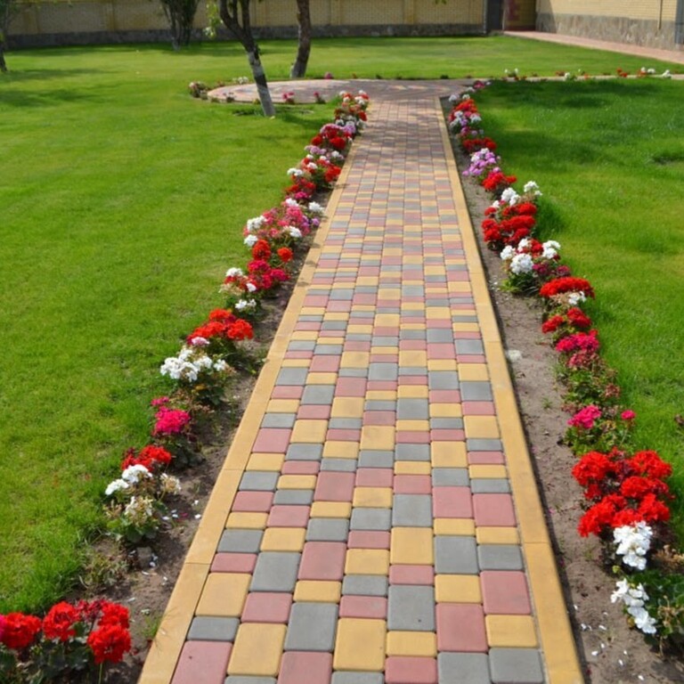 Тротуарная плитка в шахматном порядке фото