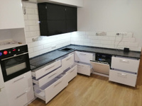 Кухонный гарнитур угловой в черно-белом цвете